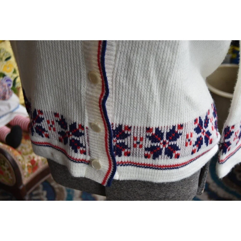 Vintage 1970s Cable Knit Cardigan Snowflake Design RWB Pearl Buttons Size Medium
